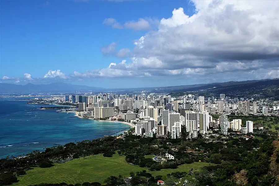 Honolulu and Waikīkī seen from Lēʻahi (Diamond Head)