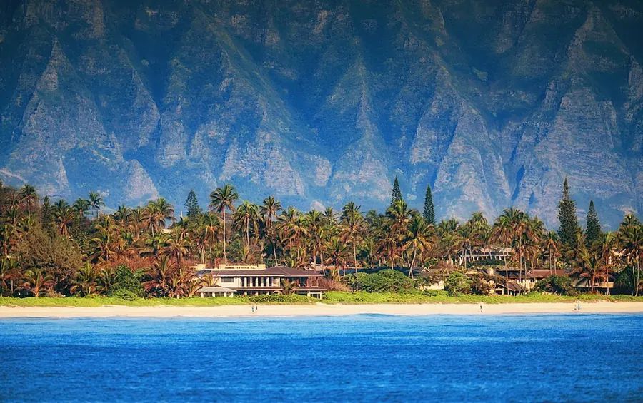 Homes along Kailua Beach below the Koʻolau Range